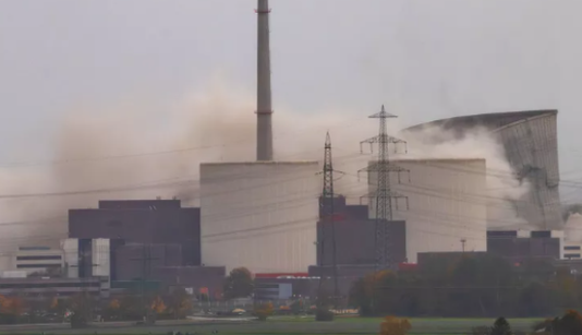 VIDEO/ Gjermani, shemben kullat 160 metra të larta të centraleve bërthamore