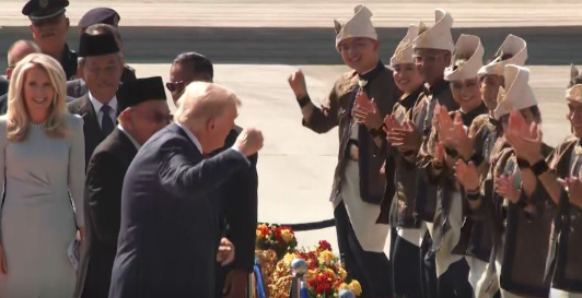 VIDEO/ Trump nis turin në Azi, kërcen në tapetin e kuq teksa mbërrin në Malajzi