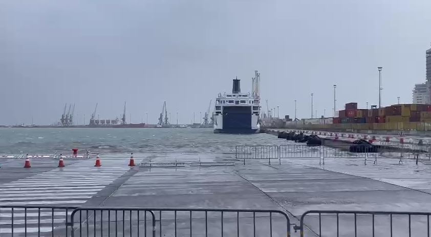 Moti i keq/ Pezullohet lundrimi i tragetit Durrës-Bari dhe anasjelltas