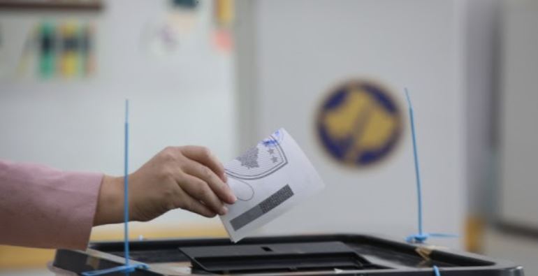 Serbët votojnë në grup/ Mediat në Kosovë: Shqetësuese, i prin kreu i Listës Serbe