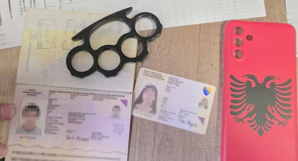 Serbi/ Arrestohen dy shtetas boshnjakë, kishin dorezë metalike dhe simbole të flamurit shqiptar