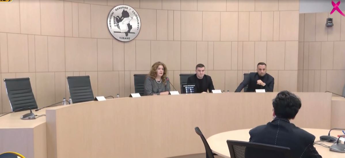 PD bllokon KQZ për zgjedhjet/ Anëtarët e opozitës bojkotojnë mbledhjen e Komisionit Rregullator