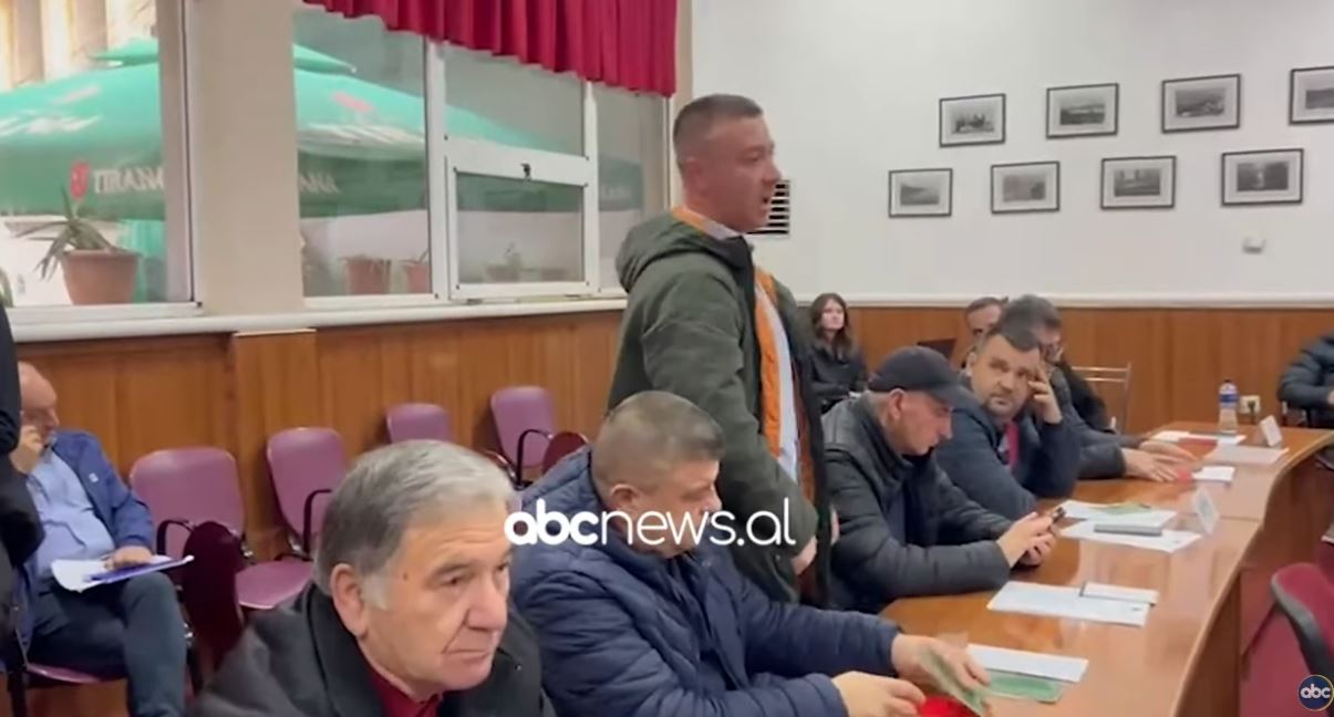 Dhunoi anëtarin e Këshillit Bashkiak/ Pogradec, arrestohet 27-vjeçari