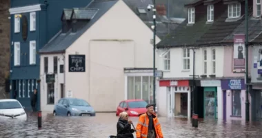 Stuhia “Claudia” godet Uellsin, përmbytjet “pushtojnë” rrugët e banesat