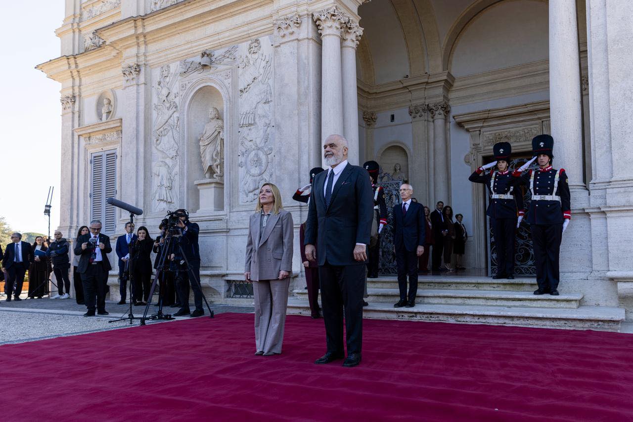 Mbledhja e qeverive të Shqipërisë dhe Italisë  Rama ndan fotot  Në ditën historike të marrëdhënieve tona ndërkombëtare