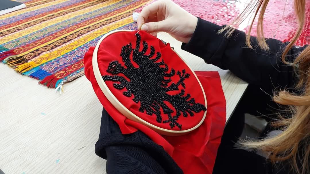 Festat e Nëntorit/ Rama ndan foto nga punimet e nxënësve në shkolla: Gjithçka merr jetë falë duarve të fëmijëve