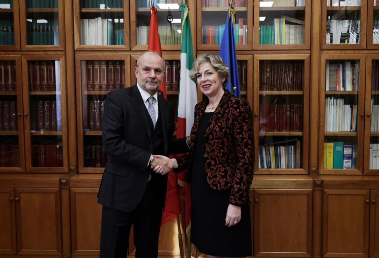 sala-takon-ministrin-schillaci-bashkepunim-per-rrjetin-e-ri-kombetar-onkologjik-dhe-institutin-kombetar-te-tumoreve