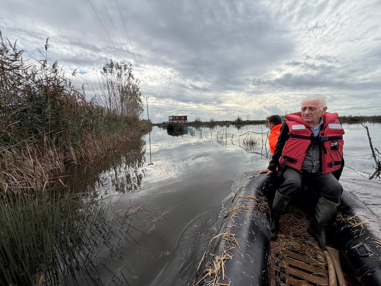 Shtëpi  toka dhe rrugë të përmbytura  Pamje nga shpëtimi i banorëve në Lezhë