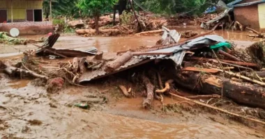 Indonezi/ 18 të vdekur dhe dhjetëra të zhdukur nga përmbytjet dhe rrëshqitjet e tokës