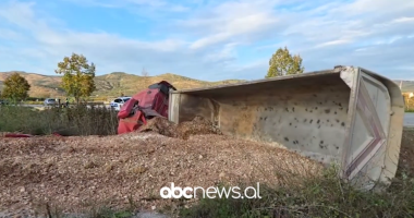 VIDEO/ Automjeti i tonazhit të rëndë përfundon në kanal, lëndohet shoferi në Lushnjë