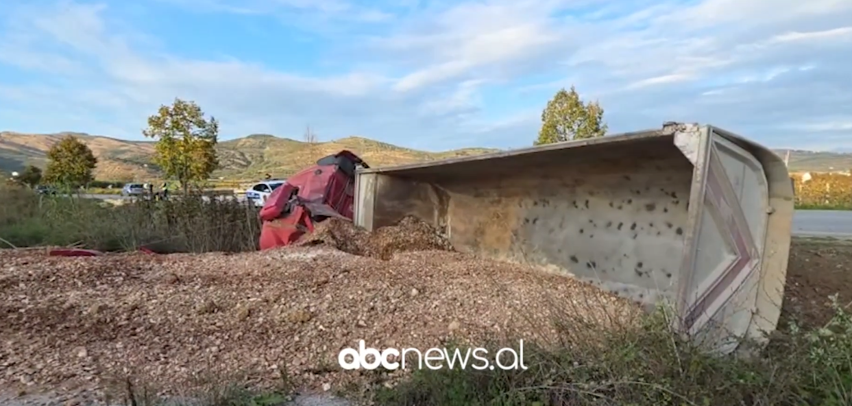 VIDEO/ Automjeti i tonazhit të rëndë përfundon në kanal, lëndohet shoferi në Lushnjë