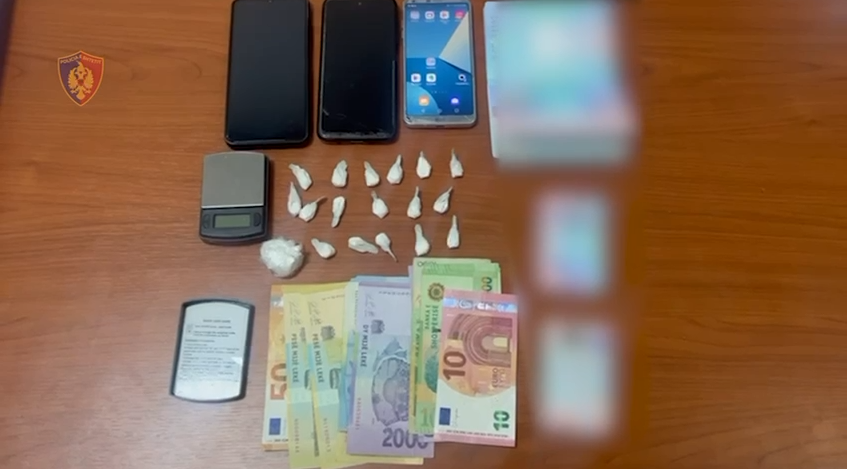 Nga Elbasani  shisnin kokainë në Himarë  Arrestohen dy trafikantë