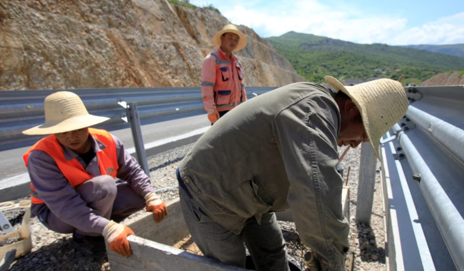 nje-kompani-kineze-e-sanksionuar-nga-shba-ja-ne-gare-per-ndertimin-e-autostrades-se-malit-te-zi