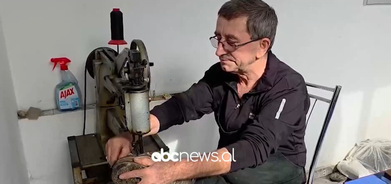 Zanati që po zhduket  Në duart e mjeshtrit Durim Musaraj  çdo këpucë gjen  jetë  të dytë