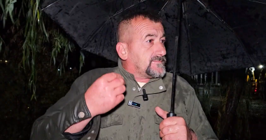 Përmbyten banesat në Korçë/ Banorët: Prurjet e lumit çanë argjinaturën, jemi në rrezik