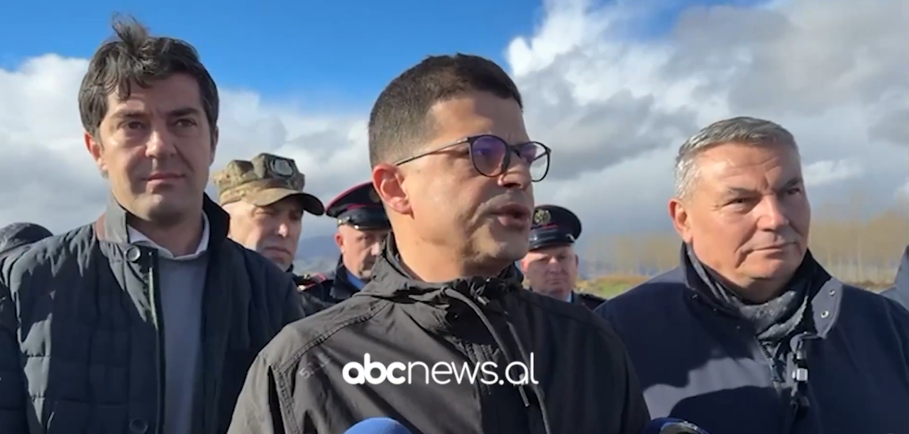 Reshjet  mijëra hektarë toke nën ujë  Ministria e Mbrojtjes  15 ura të dëmtuara  rrugë të bllokuara e evakuime