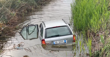 VIDEO/ Përplasen dy automjete në Lezhë, njëra përfundon në kanalin me ujë, dy të lënduar
