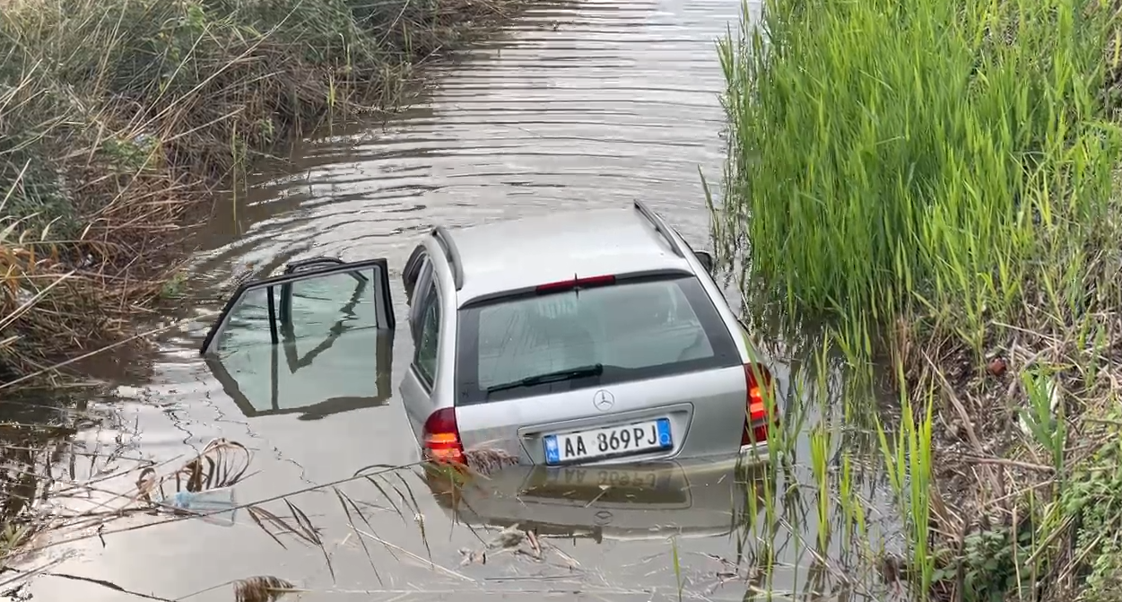 VIDEO  Përplasen dy automjete në Lezhë  njëra përfundon në kanalin me ujë  dy të lënduar