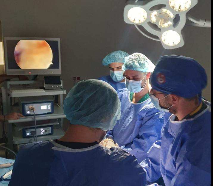 Standard i ri në mjekësi/ Rama: Kryhet me sukses rikonstruksioni i Ligamentit Cruciat Posterior në Spitalin Memorial të Fierit