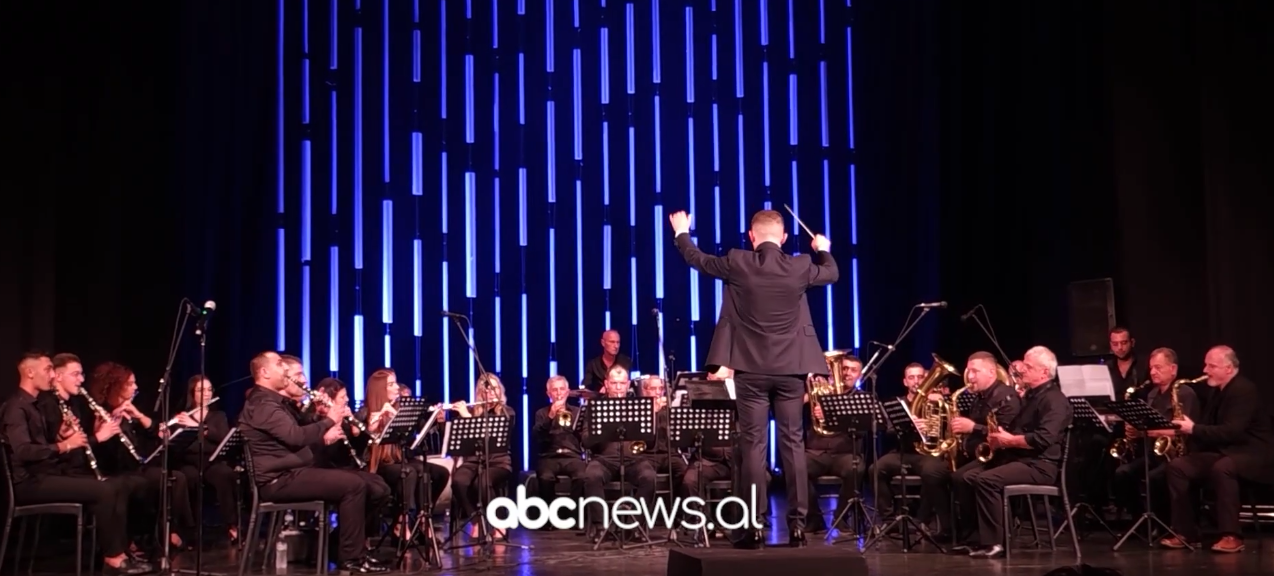 “Tinguj që frymojnë shpirtin e qytetit”, banda Afërdita koncert premierë në teatrin “Skampa”