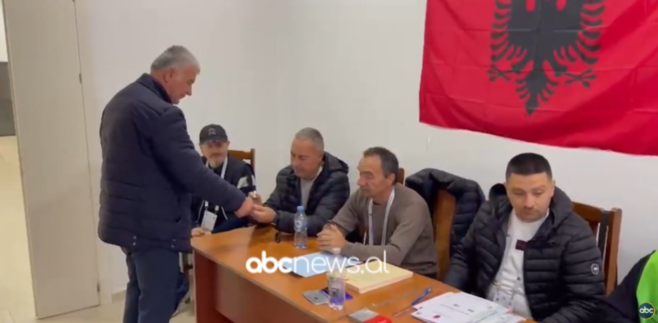 VIDEO/ Zgjedhjet e pjesshme në Cërrik, nis procesi i votimit