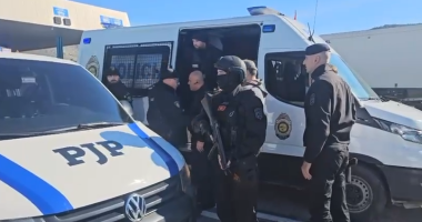 VIDEO/ Dy të huaj ekstradohen nga Shqipëria drejt Malit të Zi