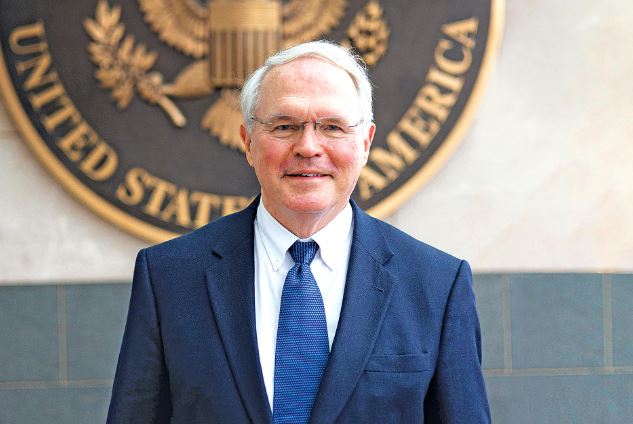 Hill dëshmon në gjyqin e Thaçit  Ish ambasadori i SHBA  i pesti i thirrur nga avokatët