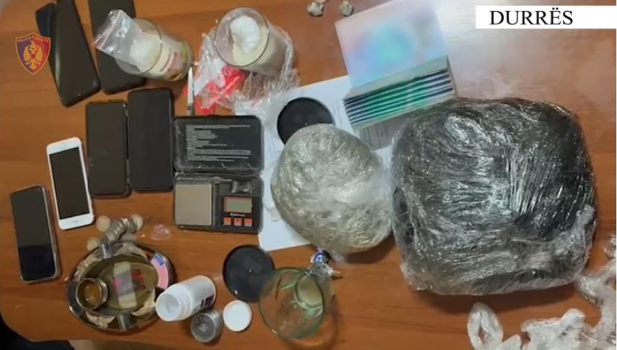 EMRAT/ Shisnin lëndë narkotike në Durrës, arrestohen 12 persona, në kërkim një tjetër
