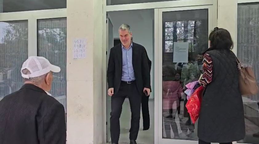 bashkia-ne-zgjedhje-pas-doreheqjes-se-tij-voton-per-kryetarin-e-ri-te-vlores-ermal-dredha
