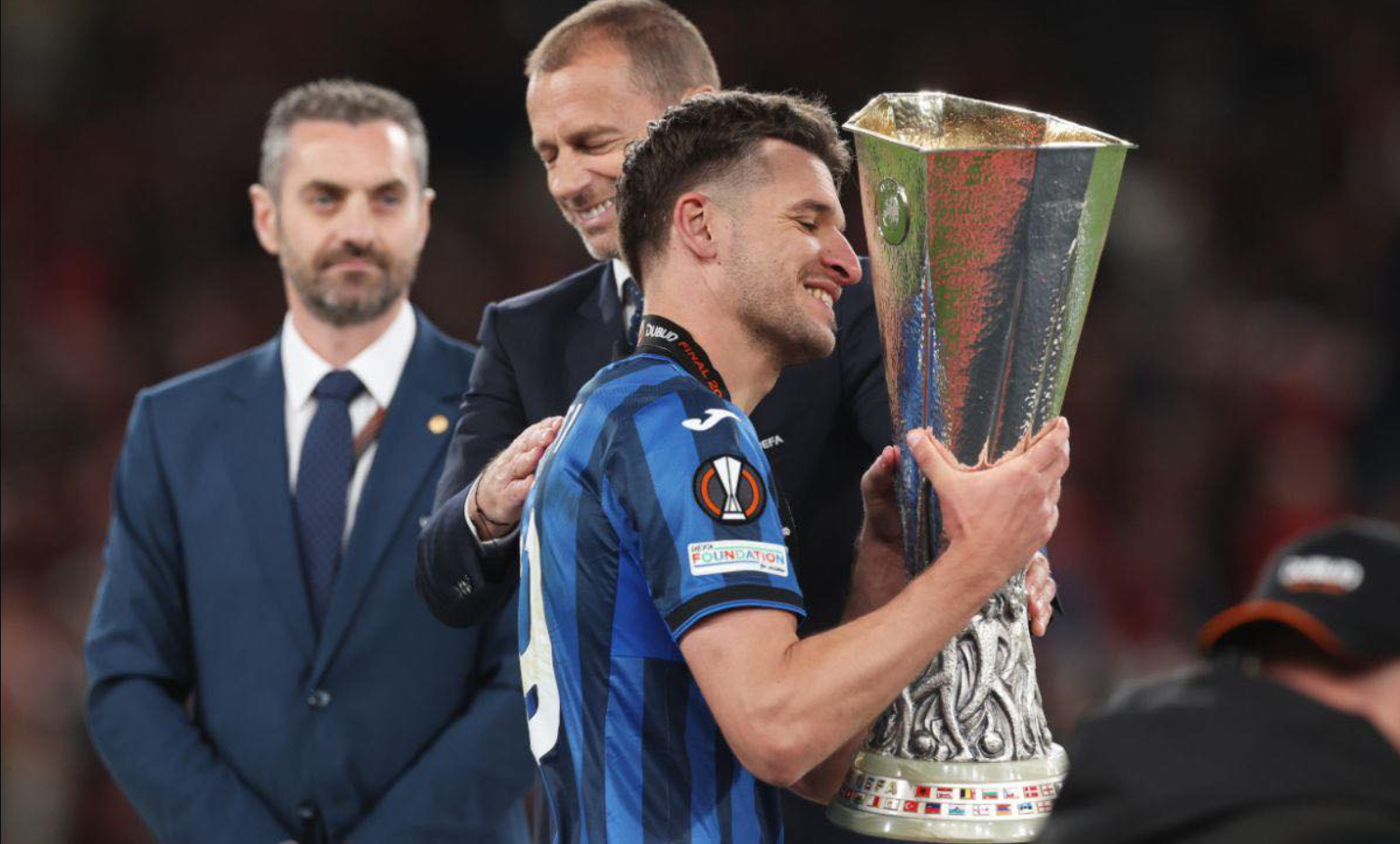 Gjimshiti, historia e një kampioni/ Kapiteni kuqezi drejt rekordeve në Itali, nderohet nga klubi