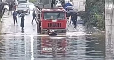 VIDEO/ Makina iu mbulua nga uji, i moshuari në Kurbin tenton të futet në rrugën e përmbytur