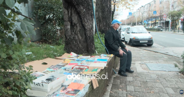 Jeta e të moshuarit mes librave/ Prej më shumë se një dekade, 75-vjeçari i shet pranë spitalit “Nënë Tereza”