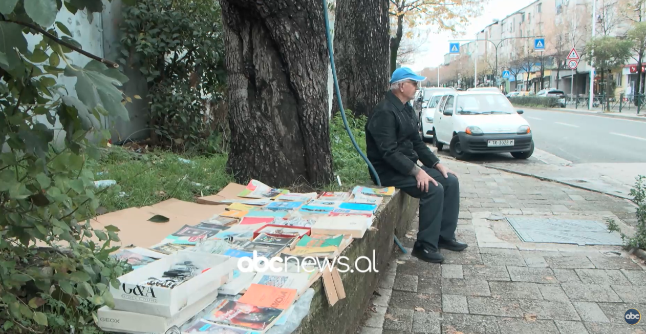 Jeta e të moshuarit mes librave/ Prej më shumë se një dekade, 75-vjeçari i shet pranë spitalit “Nënë Tereza”