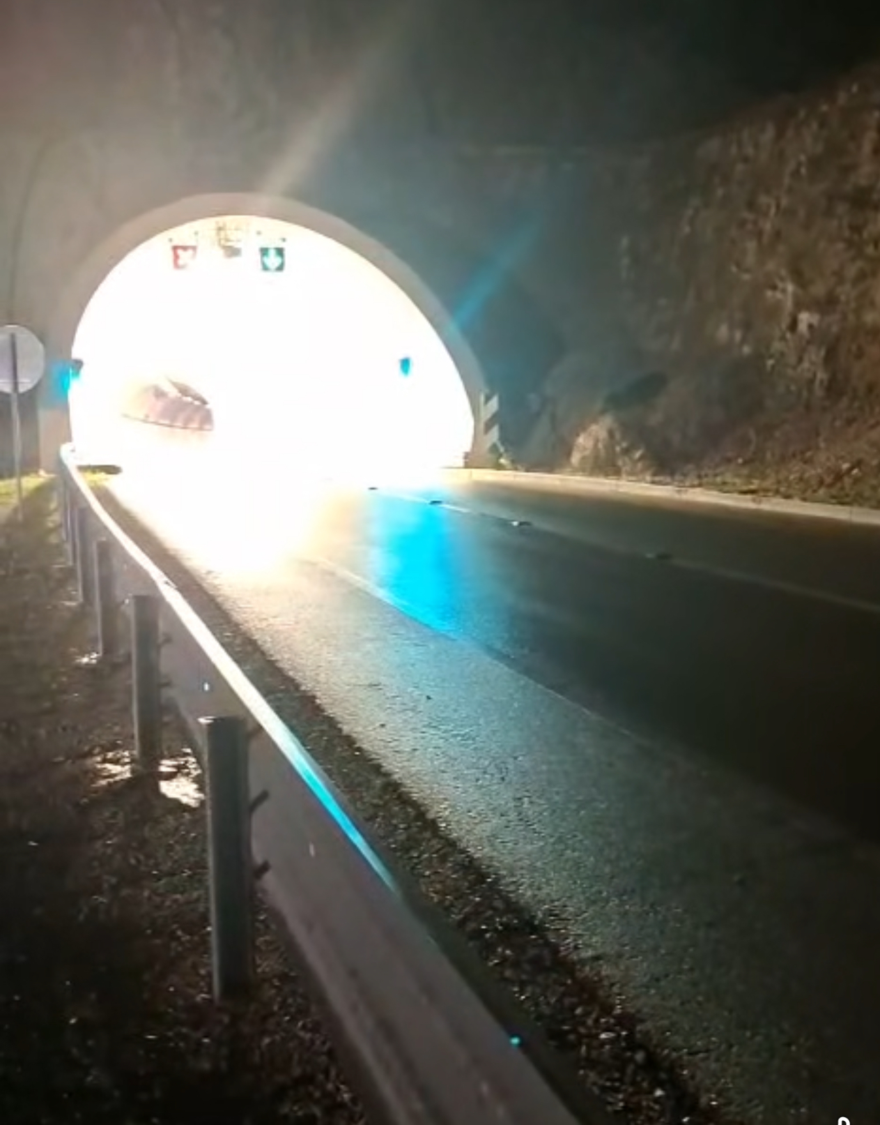 Problematikat nga moti  MIE  Hyrjet nga të dyja krahët e tunelit të Skërficës  të pastra