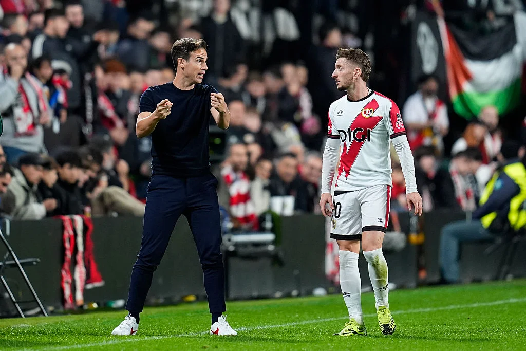 Ivan Balliu  sherr me trajnerin  Mbrojtësi kuqezi përplaset me teknikun e tij të Rayo Vallecano