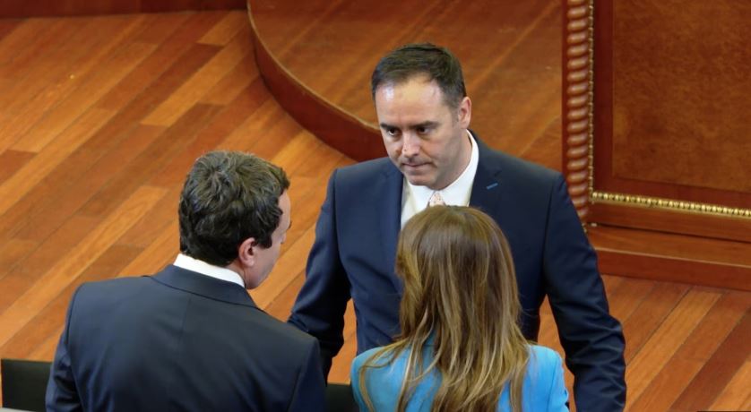 Albin Kurti dështon për herë të dytë  Nuk ka vota për Konjufcën  vendi shkon në zgjedhje të parakohshme