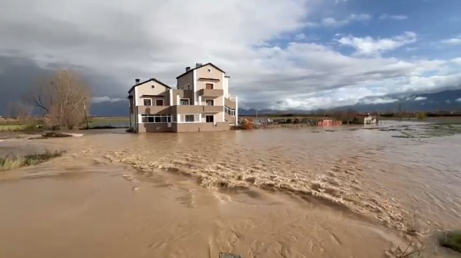 I gjithë fshati në ujë/ Devoll, humb kontaktin me familjen e moshuara në Progër