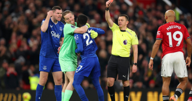 Çmenduri në “Old Trafford”/ Sherr mes shokësh në fushë, por Everton mund 1-0 United