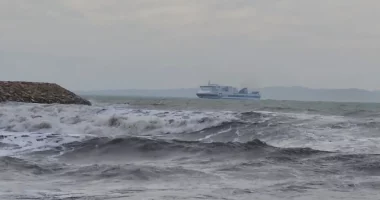 Moti i keq/ Kapiteneria e Durrësit urdhëron pezullimin e sektorit të peshkimit deri javën e ardhshme