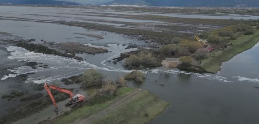 Moti i keq në Lezhë  Vijon ndërhyrja për mbylljen e argjinaturës së çarë në lagunën e Vainit