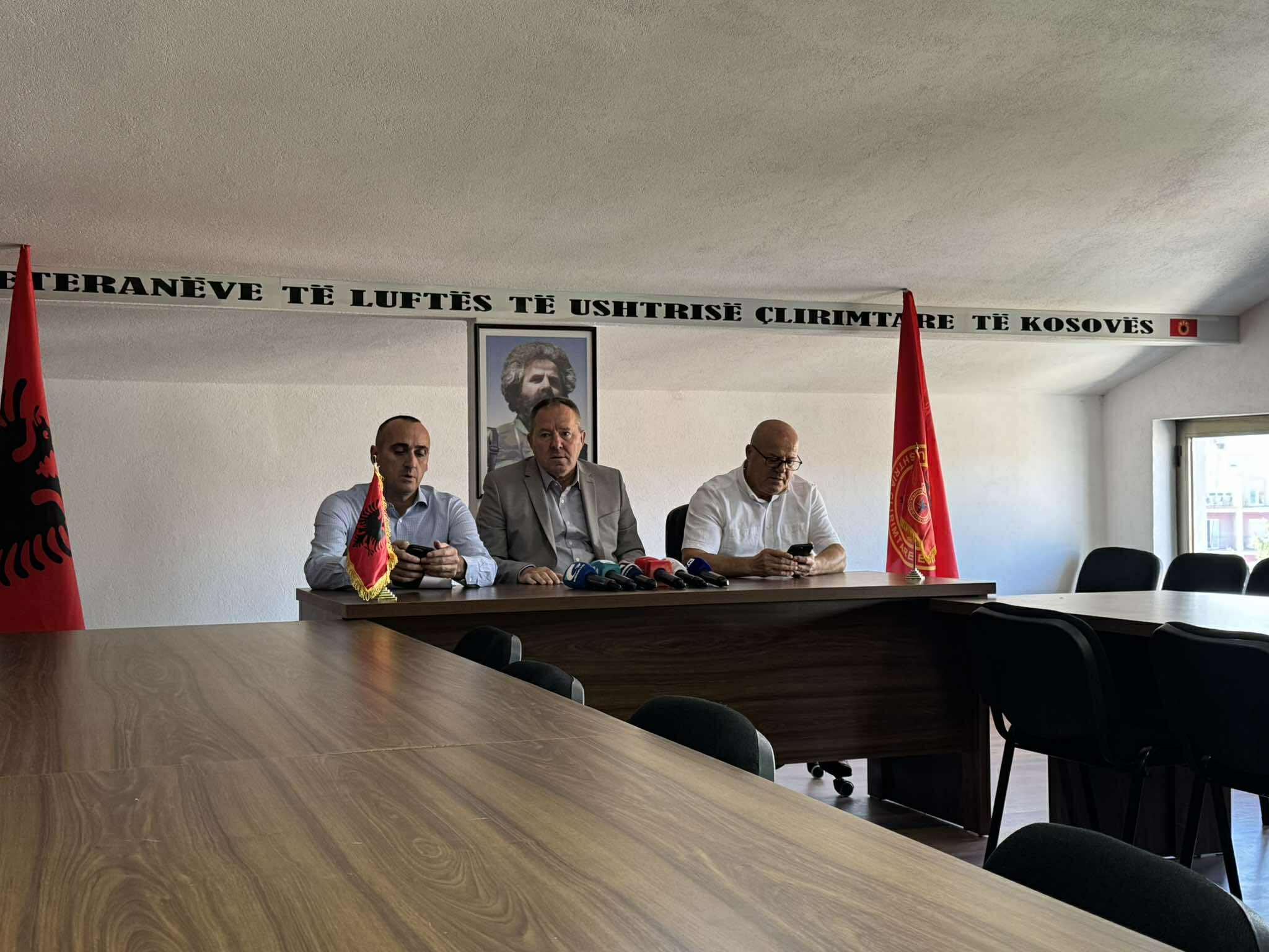 Seanca e 28 Nëntorit në Hagë revolton OVL UÇK Fyerje dhe shpërfillje e realitetit tonë historik