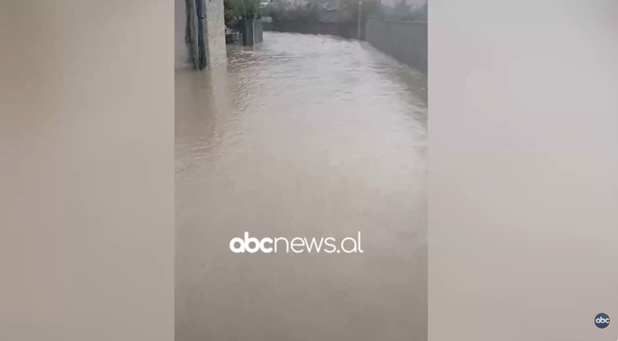 VIDEO  Moti i keq në Kurbin  rrugëve të fshatit Zhejë kthehen në lumenj