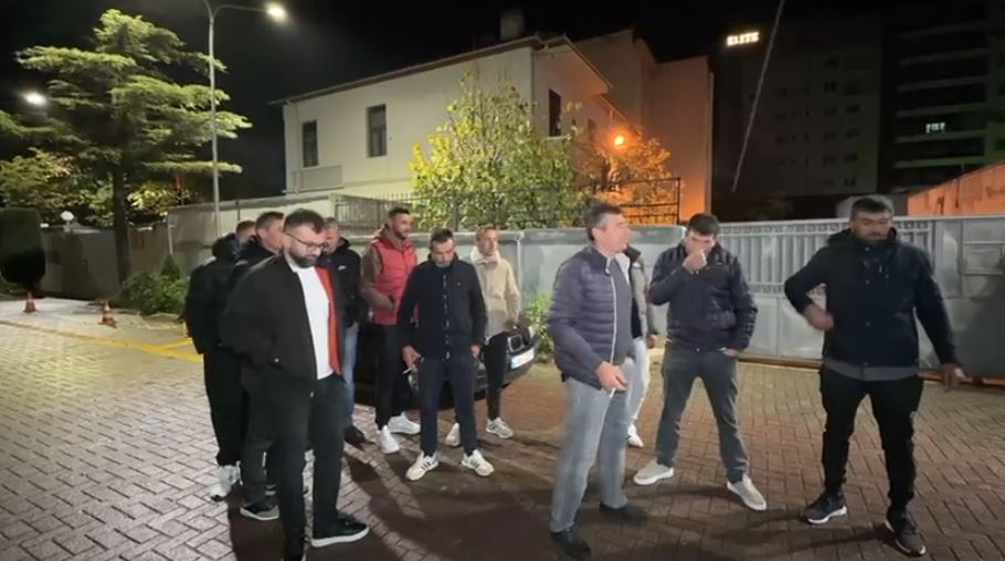 U konfliktua me anëtarin e Këshillit Bashkiak  Pogradec  banorët  Këshilltari provokoi situatën  goditi i pari