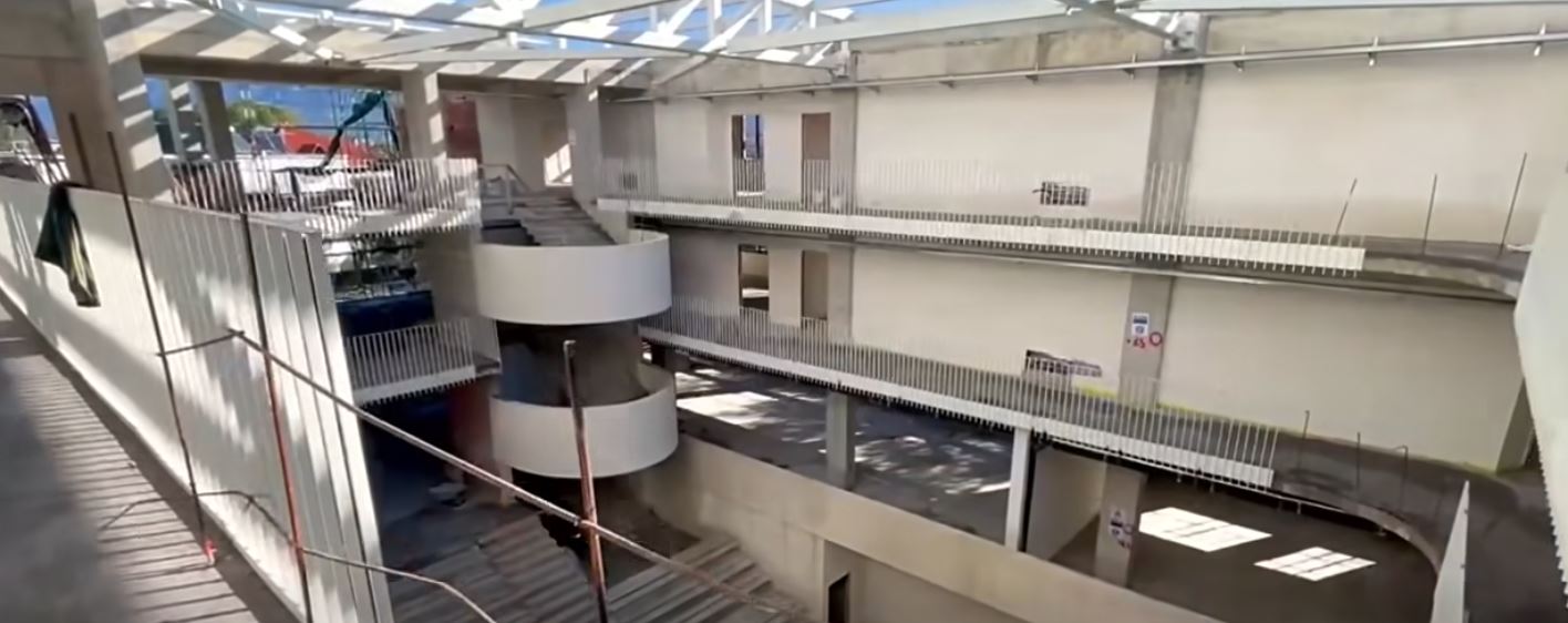 Rama ndan pamje nga ndërtimi i gjimnazit  Sulejman Elezi  në Laknas  Shkollë moderne  me hapësira bashkëkohore