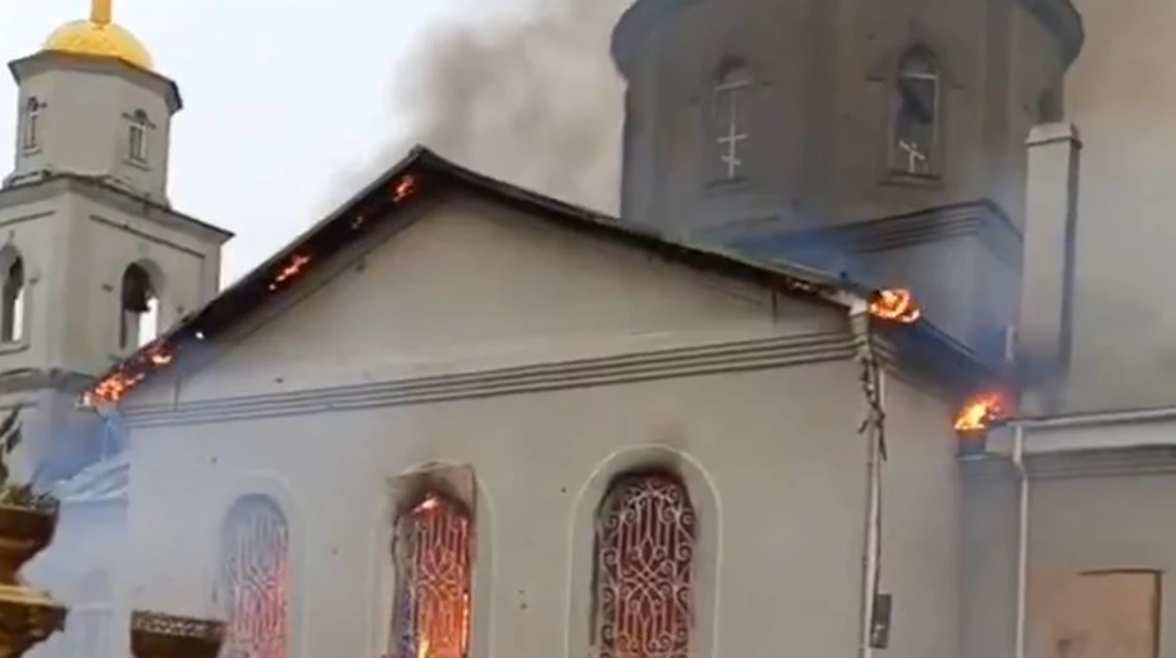 Artileria ruse shkatërron kishën historike ukrainase në Donbas
