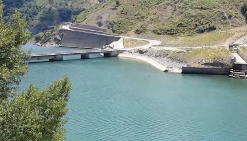 Reshjet mbushin Fierzën  Niveli i ujit ka arritur në 266 metra  rritet me 3 metra në pak ditë