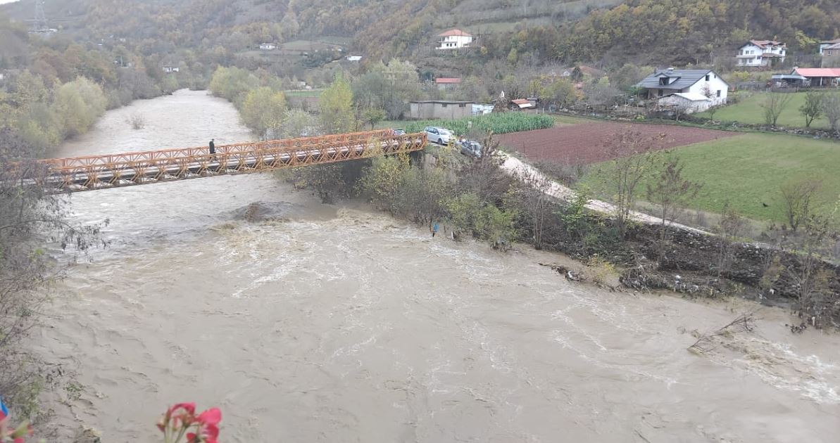 Shirat e rrëmbyer dhe përmbytjet në vend  Librazhd  shembet ura e Xhyrës  ndalohet qarkullimi