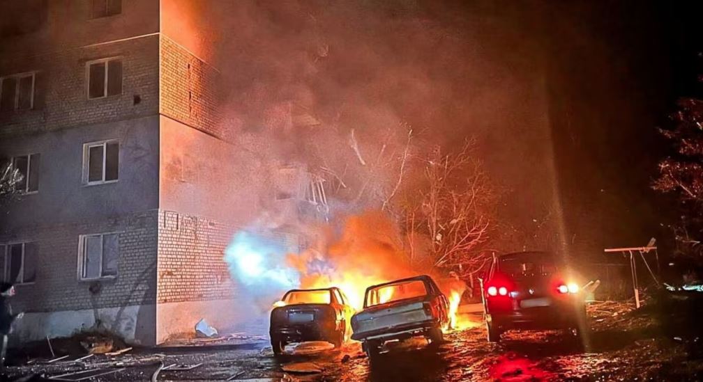 rusia-kryen-sulme-vdekjeprurese-ne-ukraine-teksa-zelensky-niset-drejt-parisit-ne-kerkim-te-armeve