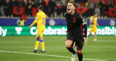 Në vazon e dytë… për momentin/ Vështirë për ta mbajtur, e vulos vetëm fitorja me Anglinë