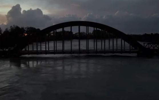 Dita e tretë e motit të keq në Shqipëri  Vjosa shkon në nivelin 8 metra  evakuohen 10 familje të komunitetit rom